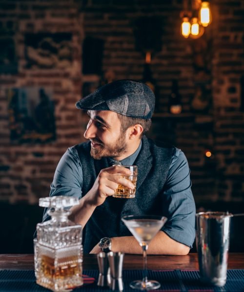 cheerful-bartender-enjoying-an-alcoholic-drink-at-pub-bar-or-restaurant-evening-relaxation-concept.jpg contacto